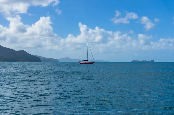 Rote Jacht Auf Ruhiger See Sonnigen Tagen Hintergrund Für Tropenurlaub — Stockfoto