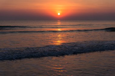 Deniz gündoğumu, gün batımı ile renkli gökyüzü parlak güneş