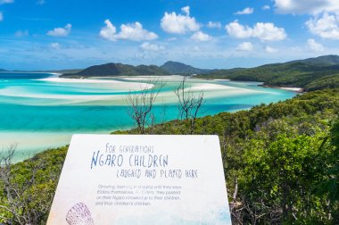 Queensland, Avustralya-5 Şubat 2017: Whitehaven ada bölgesinin Aboriginal tarihinin bilgi işareti. Ngaro kabilesi geçmiş