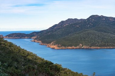 Tasmania 'da Freycinet Milli Parkı 'nın pitoresk Lagünü ve dağlarında yukarıdan görünüm. Avustralya