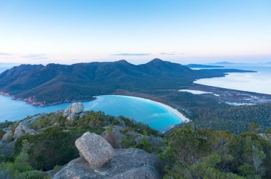 Mount Amos gözcü, Wineglass ay Plajı ve Freycinet Milli Parkı dağları havadan Panoraması. Tasmania, Avustralya