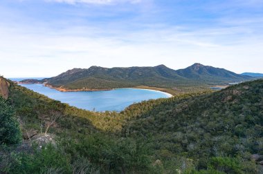 Wineglass Körfezi güzel Plajı ve Freycinet Milli Parkı 'nda havadan görünüm. Tasmania, Avustralya