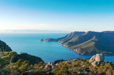 Freycinet Milli Parkı 'nda Amos Dağı 'ndan mavi okyanus Lagünü ve dağların pitoresk deniz manzarası. Tasmania, Avustralya