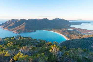 Güneşli sabah pitoresk plaj ve dağların havadan görünümü. Freycinet Parkı, Tazmanya. Avustralya