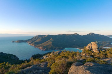 Mavi okyanus ve dağların güzel hava manzara. Freycinet Milli Parkı, Tazmanya. Avustralya