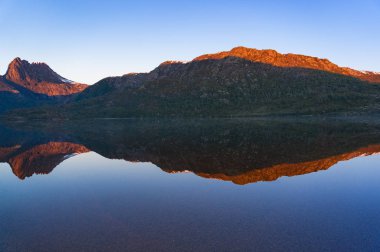 Güzel dağ aralığı peyzaj göl Dove pürüzsüz su yüzeyine yansıtılır. Tasmania, Avustralya