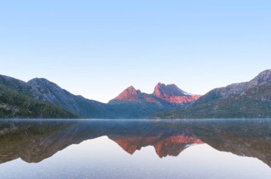 Sunrise Cradle Mountain göl gibi ayna üzerinde yansıyan ince sis ile Dove su