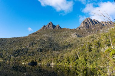 Güneşli bir gün Cradle Mountain manzara. Cradle Mountain National Park, Avustralya