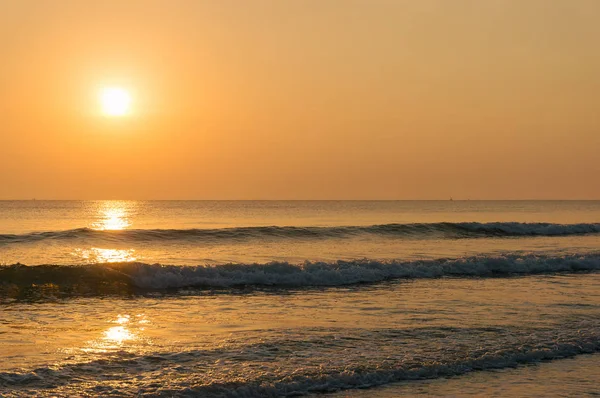 Nascer Sol Tropical Pitoresco Sobre Praia Areia Cor Dourada Céu — Fotografia de Stock