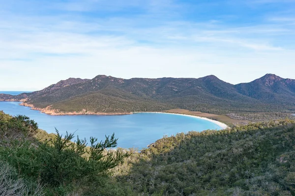 Amos Dağı 'ndan güzel Wineglass Körfezi plajının panoramik manzarası. Freycinet National Park, Avustralya