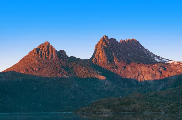 Primer Plano Montaña Cuna Iluminada Por Sol Amanecer Tasmania Australia —  Fotos de Stock