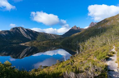 Göl ve yürüyüş yolu ile dağ manzarası. Cradle Mountain, St Claire Milli Parkı, Tasmania, Avustralya