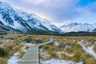 Kışın dağ vadisinde yol