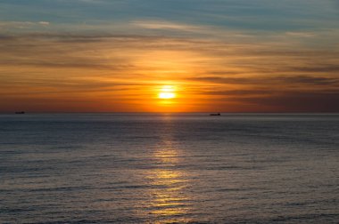 Parlak gündoğumu, okyanus ile günbatımı manzara