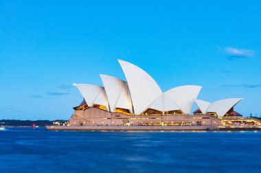 Arka planda mavi gökyüzü ile Sydney Opera Evi