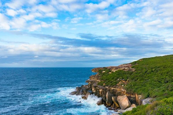 Côtes Océaniques Avec Falaises Rugueuses Eau Bleue Par Une Journée — Photo