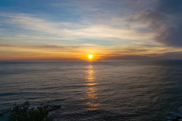 Sol con rayos de sol sobre el océano — Foto de Stock