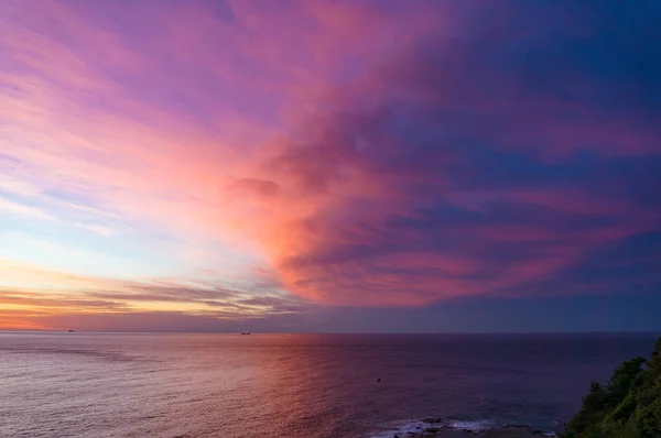 Increíble puesta de sol colorido, el amanecer paisaje nublado — Foto de Stock