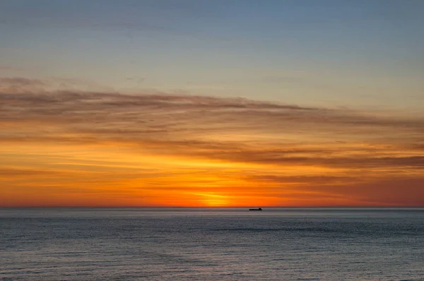 Paysage marin du lever du soleil avec ciel coloré — Photo