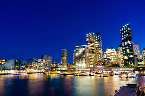 Sydney Skyline und kreisförmiger Kai Fährstation bei Nacht — Stockfoto