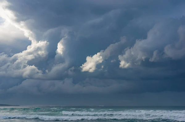 Landschaft mit Meer und bewölktem Himmel — Stockfoto