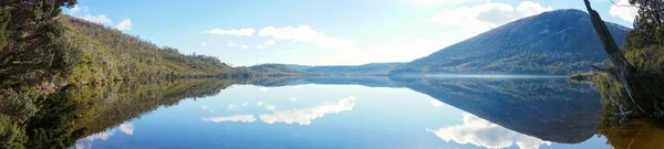 Açık günde dağ manzarası ve göl Panoraması — Stok fotoğraf