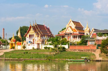 Chao Phraya nehir kıyısında Wat Mondop Budist tapınağı