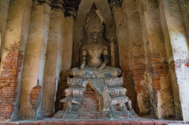 Wat Chai Wattanaram tapınağında Buda heykeliantik kalıntıları