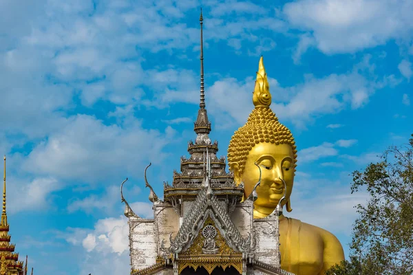 Óriás arany ülés Buddha-szobor és a buddhista templom — Stock Fotó