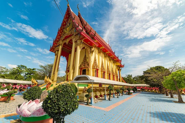 Piękna świątynia buddyjska w słoneczny dzień — Zdjęcie stockowe