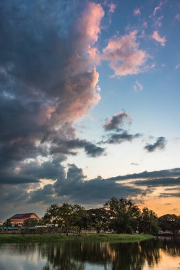 Gün batımı gökyüzü ve sakin nehir güzel manzara