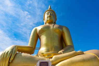 Tayland Büyük Buda, arka planda mavi gökyüzüne karşı Wat Muang tapınağında büyük altın oturan Buda heykeli