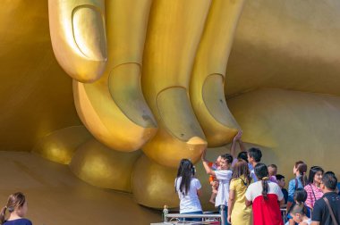 İnsanlar Tailand'ın Büyük Buda'sı'na tapınır.