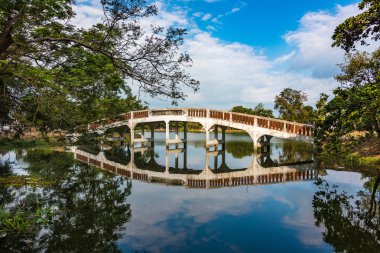 Nehir yüzeyi gibi ayna üzerinde köprü ile Peyzaj
