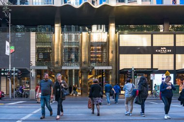 Collins sokak dükkanları ve butikler. Tag Heuer ve Koç