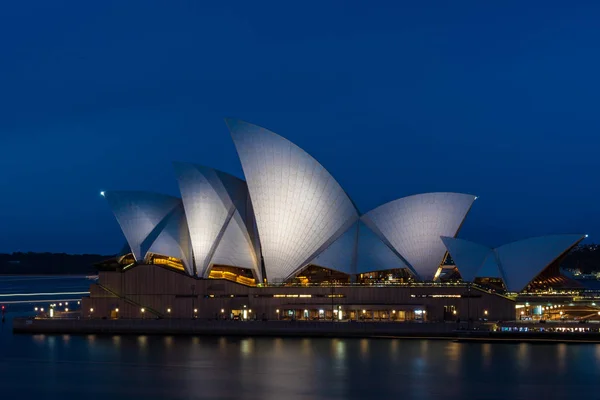 Edificio de la Ópera de Sydney iluminado por la noche — Foto de Stock