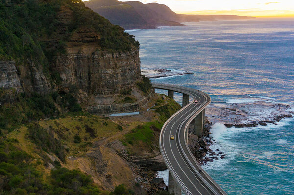 Вид с воздуха на мост вдоль берега скалы и океана
