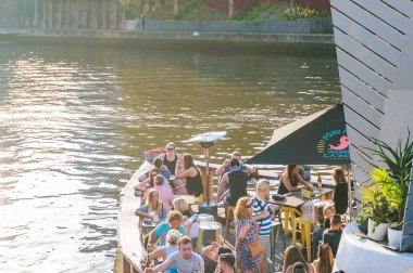 Melbourne, Avustralya - 4 Nisan 2017: Pony Fish barda ürperen insanlar. Yukarıdan görüntüle