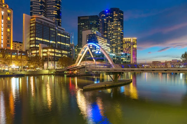 Wunderschönes Melbourne Southbank Stadtbild Bei Nacht Mit Einer Fußgängerbrücke Über — Stockfoto