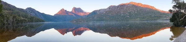 Красива панорама гірського хребта, відображена в озері на сонці — стокове фото