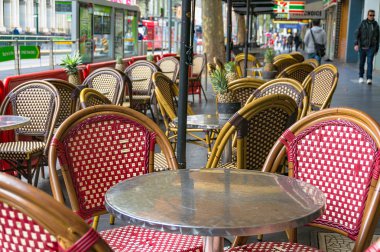 Melbourne, Avustralya - 17 Nisan 2017: Melbourne Cbd masalarında parlak sandalyeler ve ananaslar ile açık kafe ayarı