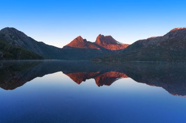 Cradle Mountain manzara mükemmel göl Güvercin yansıyan