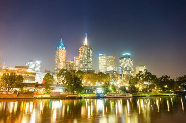 Yarra nehir manzaralı gece Melbourne Cbd cityscape