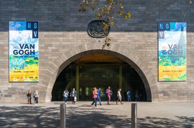 Melbourne, Avustralya - 18 Nisan 2017: Van Gogh sergisinin renkli reklam afişleri ile Victoria Ulusal Galerisi girişi. Ön görünüm