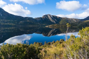 Dağ sırası manzarası suya yansıdı. Cradle Mountain - St Claire Ulusal Parkı, Tazmanya, Avustralya