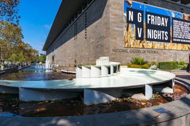 Melbourne, Avustralya - 18 Nisan 2017: Galeri ve çeşmede Cuma geceleri etkinliğinin reklamıyla Victoria Ulusal Galerisi binası