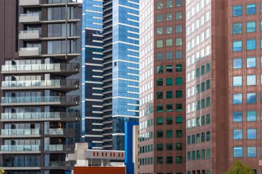 Pencereli bina duvarlarının mimari arka planı. Şehir gökdelenler arka plan