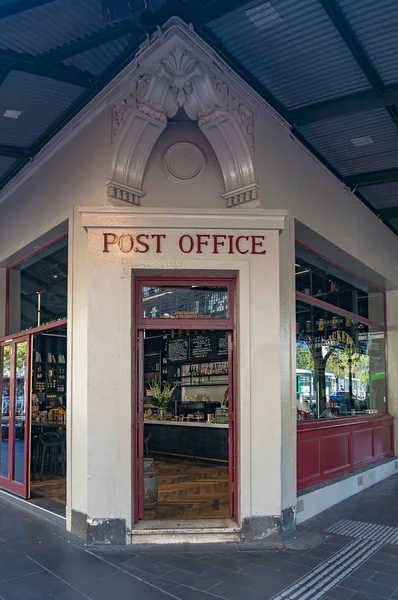 Ancien bâtiment du bureau de poste extérieur, entrée — Photo
