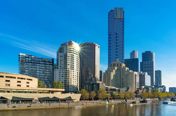 美丽的墨尔本城市景观 河景和阳光映照在建筑物的窗户上 墨尔本 维多利亚 澳大利亚 — 图库照片