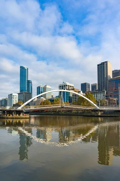 Piękne Pejzaże Mostu Dla Pieszych Nad Rzeką Yarra Melbourne Skyline — Zdjęcie stockowe